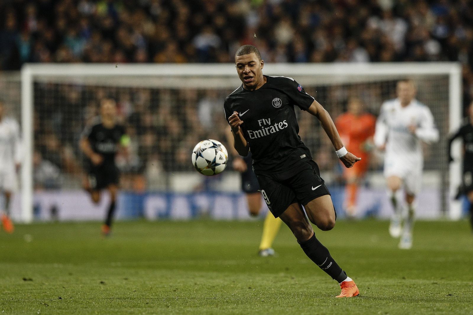 西甲半场：亚当斯门前造险，瓦伦西亚暂0-0塞维利亚（西甲半场：亚当斯制造门前险情，瓦伦西亚暂与塞维利亚0-0）