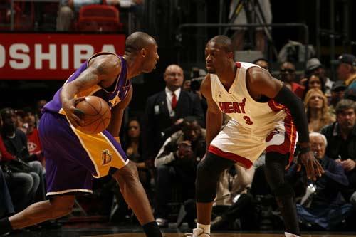 太阳vs勇士前瞻：布克对决库里，勇士力争客场终结2连败（勇士做客挑战太阳：库里硬碰布克，力争止住两连败）