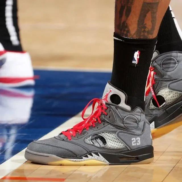 巴萨客战贝蒂斯名单：莱万、亚马尔领衔，费尔明、德容回归（巴萨公布客战贝蒂斯大名单：莱万、亚马尔领衔，费尔明、德容复出）