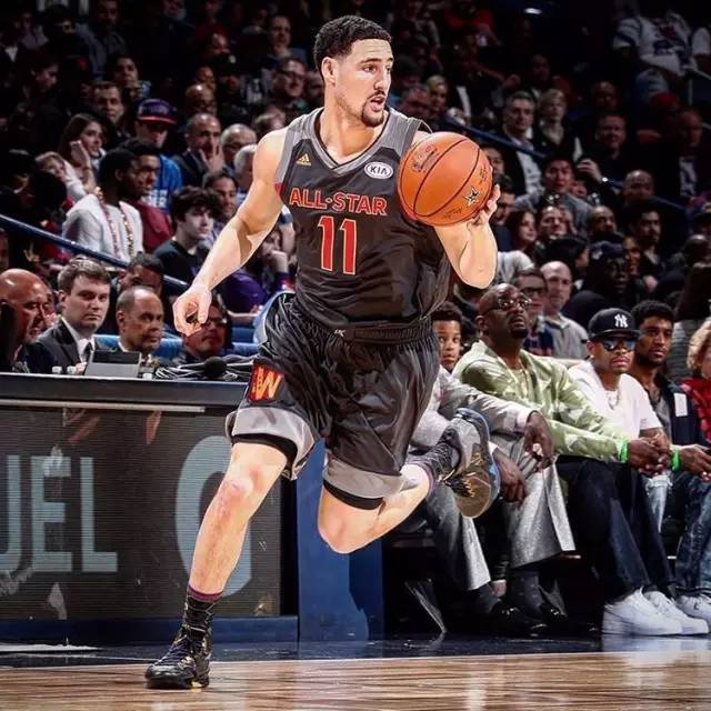 尤文全队和球迷一起出现在登机口，斯帕莱蒂和球迷们友好互动（尤文全队与球迷同现登机口，斯帕莱蒂现场亲切互动）