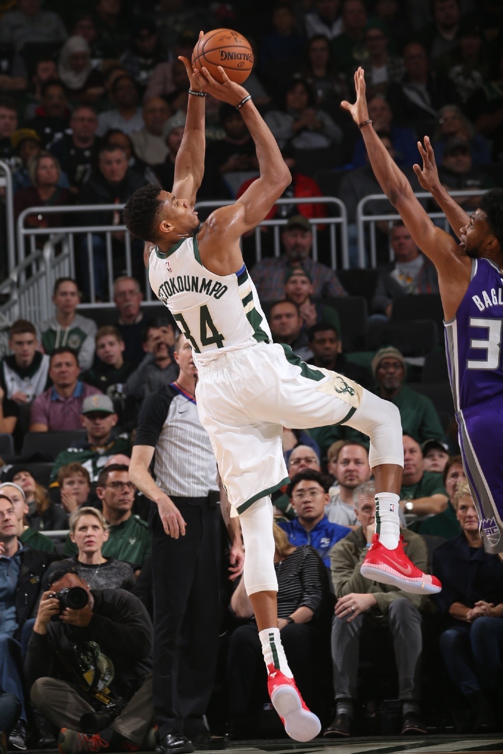 NBA战报：吉迪26分7板11助，公牛129-126险胜黄蜂（NBA战况：吉迪轰26+7+11，公牛129-126险胜黄蜂）