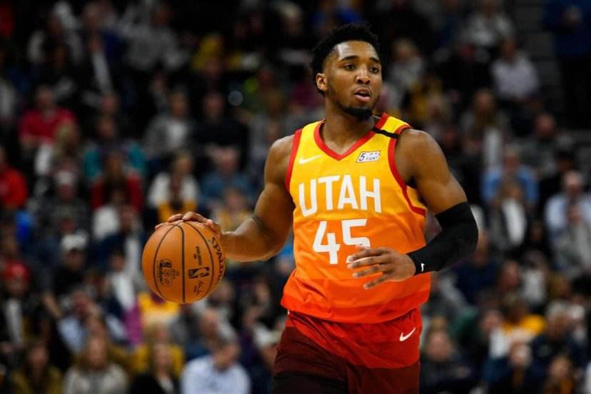 詹姆斯两双数据跻身队史前十，湖人负马刺止步NBA杯八强（詹姆斯砍两双升至队史前十，湖人不敌马刺止步NBA杯八强）