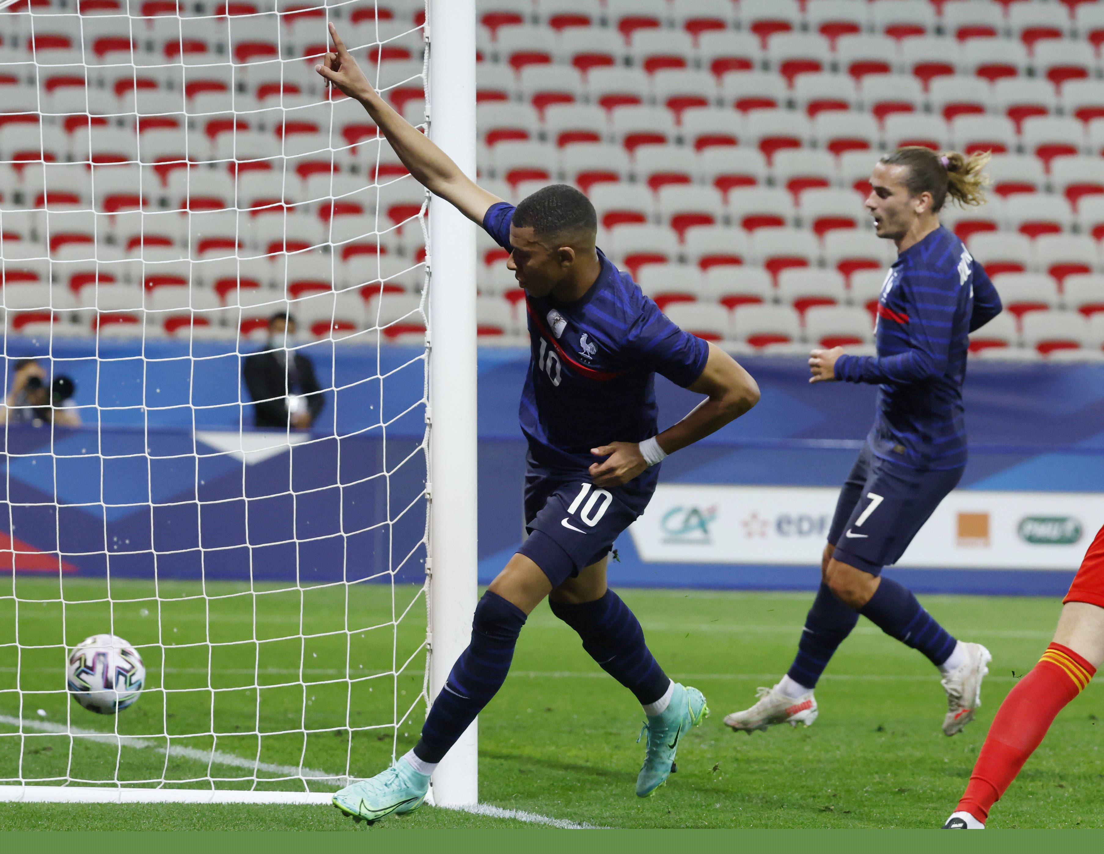 齐沃：我考虑的是队内球员而不是转会市场；满意迪乌夫的表现（齐沃：更看重队内挖潜而非转会引援，对迪乌夫的表现感到满意）