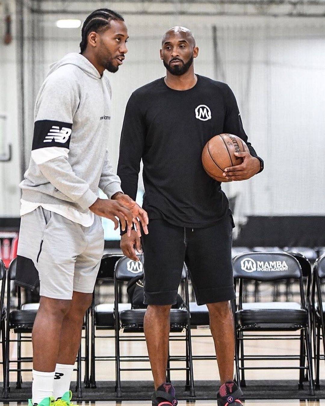 伊森勇担重任，防守东契奇，助力球队稳固防线（伊森扛起重任盯防东契奇，助球队巩固防线）