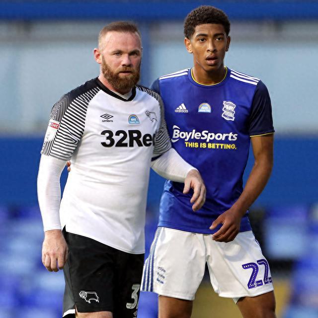 2025中足联颁奖礼：辽宁铁人主帅李金羽当选中甲最佳教练（2025中足联年度颁奖：辽宁铁人主帅李金羽荣膺中甲最佳教练）