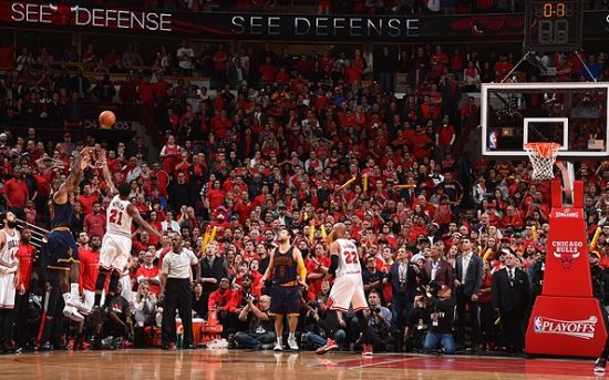 克尼佩尔单臂劈扣，活塞队遭遇挑战（克尼佩尔单手暴扣，活塞队面临考验）