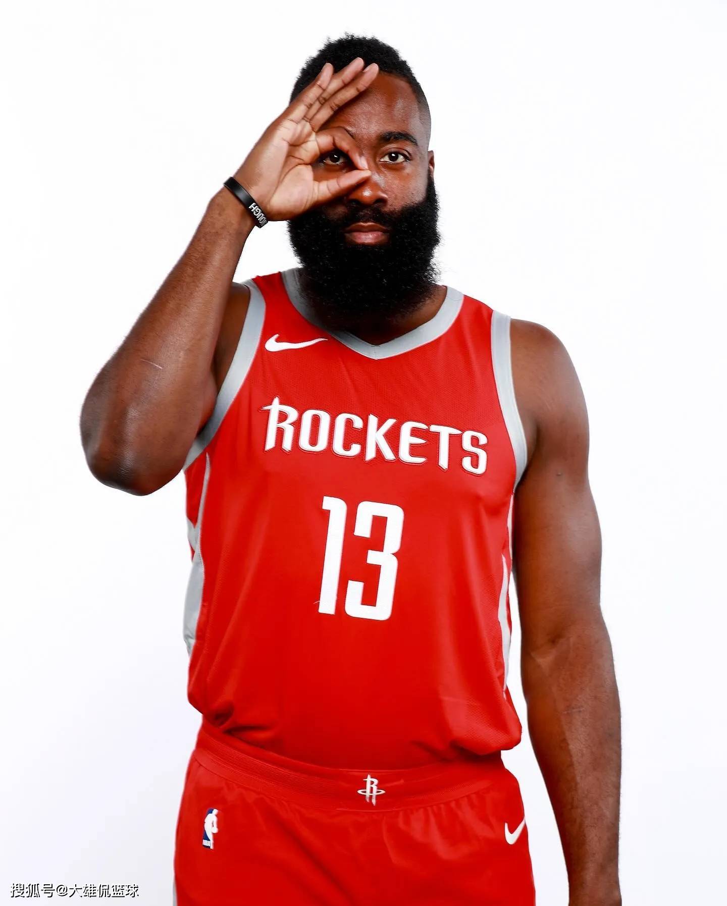 状态不错！三球12中7拿到23分2板9助1断1帽（手感火热！三球12投7中轰下23分2篮板9助攻外加1抢断1盖帽）