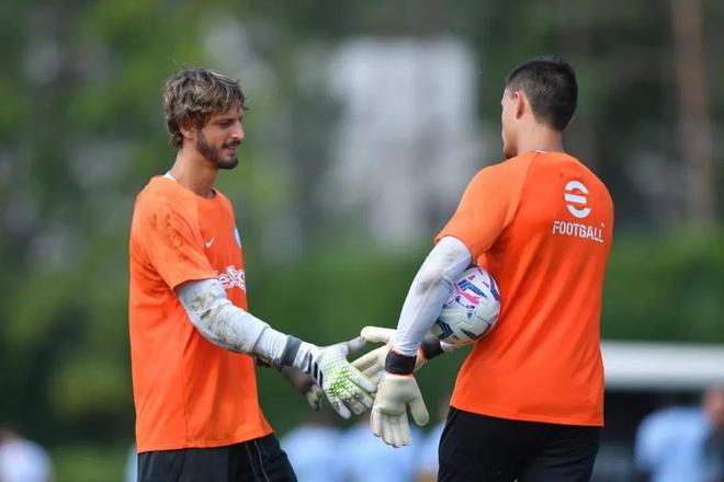 暖心！独行侠队今天为欧文的女儿阿祖莉·欧文送上生日祝福（独行侠今日为欧文女儿阿祖莉送上暖心生日祝福）