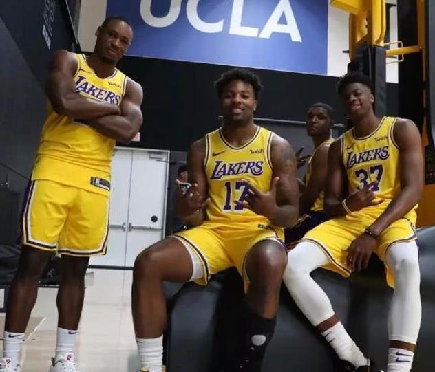 周琦表现抢眼，半场高效贡献数据（周琦闪耀半场，高效斩获亮眼数据）