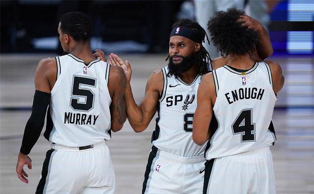 球星带球突破造成杀伤，全场欢呼（球星强突撕裂防线，引爆全场欢呼）