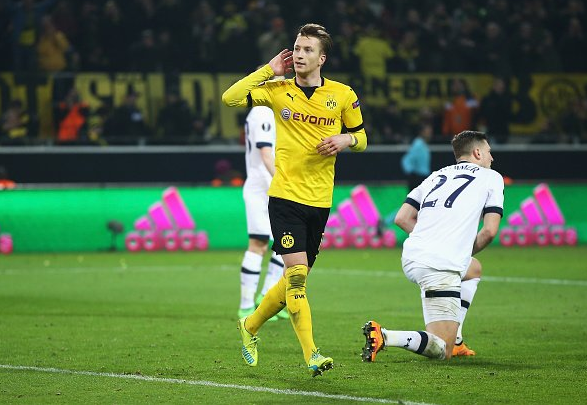 曼联在关键比赛中表现不佳，换人失误导致防守漏洞，边路优势被对手逆转，整体表现令球迷不满。（关键战曼联失色：换人失策致防线出漏洞，边路遭反制，整体表现引发球迷不满）